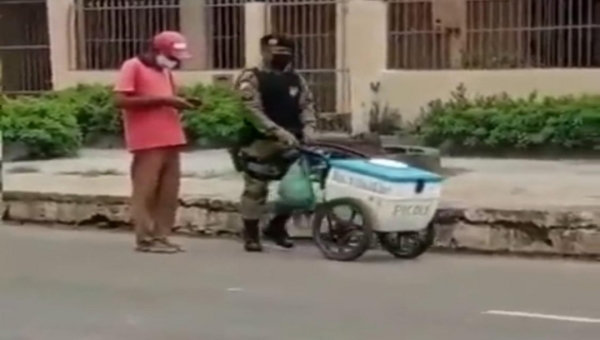 Policial militar encerra o ano de 2020 ajudando homem a vender picolé 